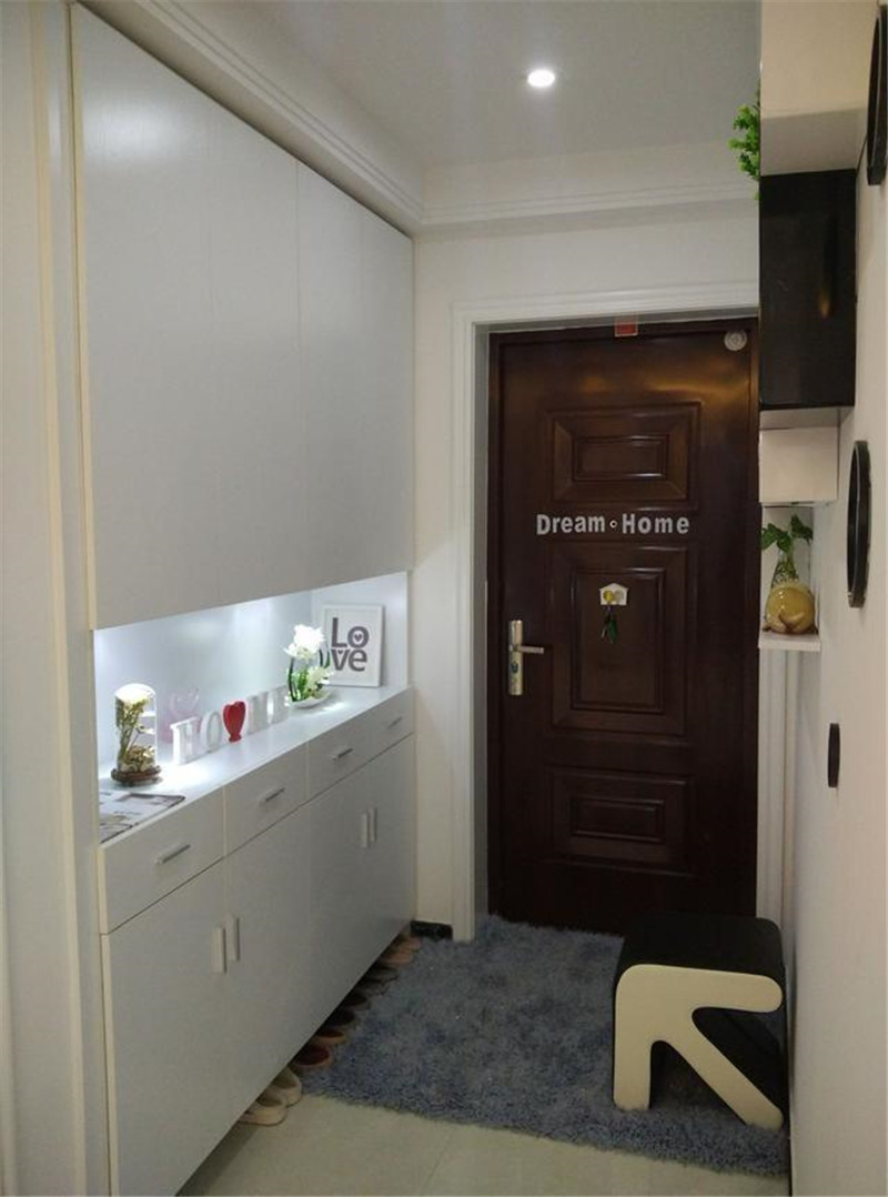 下班回家后，按下智能面板的“回家模式”