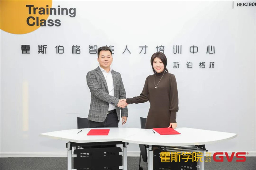 GVS視聲智慧建筑事業(yè)部總經(jīng)理廖文濤先生與霍斯學(xué)院院長蘇唐女士代表雙方企業(yè)進(jìn)行戰(zhàn)略合作協(xié)議簽署